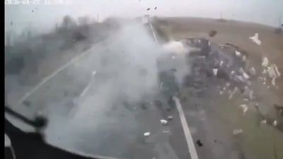 רומניה: מיניבוס התנגש במשאית בעוצמה - והתפרק; 7 נהרגו | תיעוד קשה לצפייה  