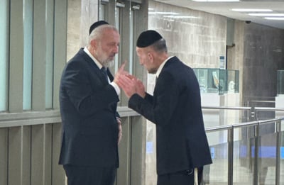 דנים על הגיוס. אריה דרעי ואורי מקלב בכנסת