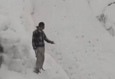 תיעוד עוצר נשימה: 'נהר שלג' זורם בהרי ההימלאיה בעקבות מזג אוויר קיצוני