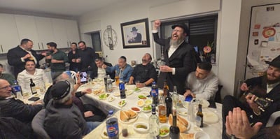 התוועדות לא שגרתית לכבוד הרבי: עמית סגל, ינון מגל, טופז לוק ויונתן אוריך 