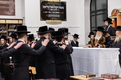 האדמו"ר מבאבוב בקידוש לבנה במתיבתא עץ חיים