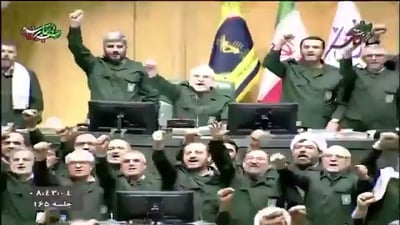 צפו: חברי הפרלמנט האיראני לבושים במדים זועקים: "מוות לישראל" | ומי הוגדר כארגון טרור?