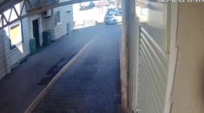 תיעוד מפחיד: הרכב נעצר מול הבית - ואז צרורות ירי נשמעים ברחוב