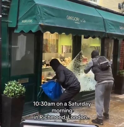 תיעוד מבריטניה: השודדים פרצו את חלון הראווה לאור יום - מול הבעלים ההמומים