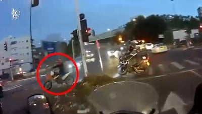 רגעים של טירוף: אופנוע משתולל בין הרכבים ובורח | צפו במרדף הדרמטי