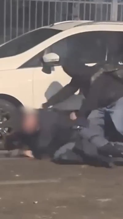 איטליה: לינץ' אכזרי על שוטר בטורינו; הפורעים השתמשו בפטישים | תיעוד