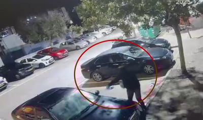 מתקרב בלילה, שופך חומר מבקבוק פלסטיק על הרכב ובורח | התיעוד נחשף