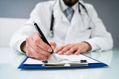 רופא חותם על מסמך, אילוסטרציה