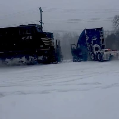 ארה"ב: משאית נתקעה בשלג על פסי הרכבת - וזה לא נגמר טוב | תיעוד