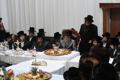 האדמו"ר מסערט ויז'ניץ בטיש ט"ו בשבט