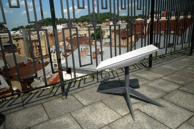 מקלט של סטארלינק על גג בלבוב, אוקראינה.