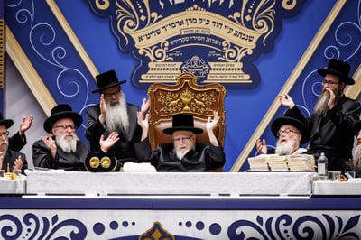 האדמו"ר מסקווירא עם בנו הרה"צ רבי אהרן מענדיל