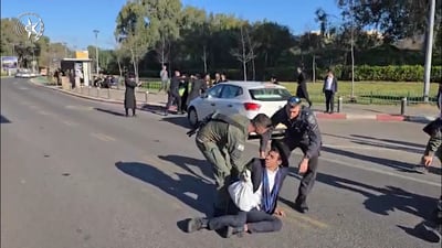 עשרות מפגינים מול לשכת הגיוס בתל השומר ומתעמתים עם המשטרה