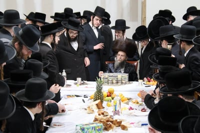 טיש ט"ו בשבט אצל האדמו"ר מקרעטשניף סיגעט וויליאמסבורג