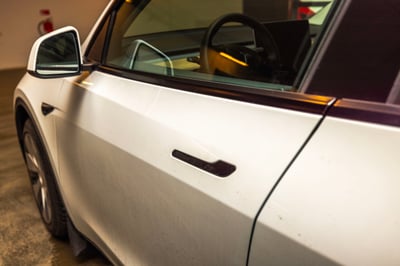 הידית ברכב חשמלי של טסלה