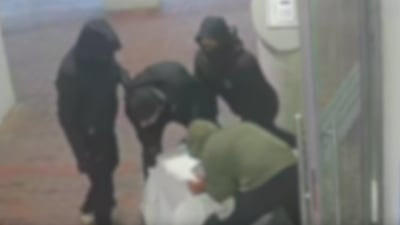 תיעוד: שני ערבים פרצו לדירה בראשון לציון וגנבו כספת עם זהב ומזומן