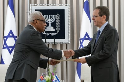 השגרירים בהגשת כתב אמנה לנשיא המדינה