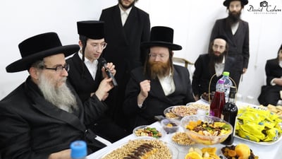 מחזה של ענווה בצפת | זו הסיבה שגאב"ד קארלסבורג החזיק את הרמקול לילד