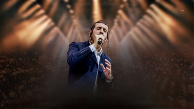 שמוליק סוכות שר לאלפים בלייב: "רואה אותך"