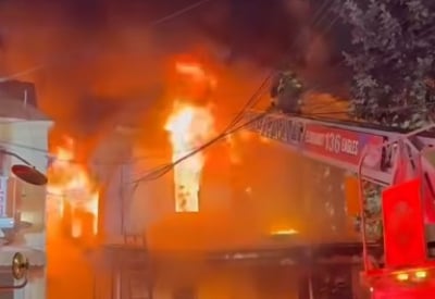 להבות ענק בבניין: אישה נהרגה ו-9 נוספים נפצעו בשריפה קטלנית במיוחד