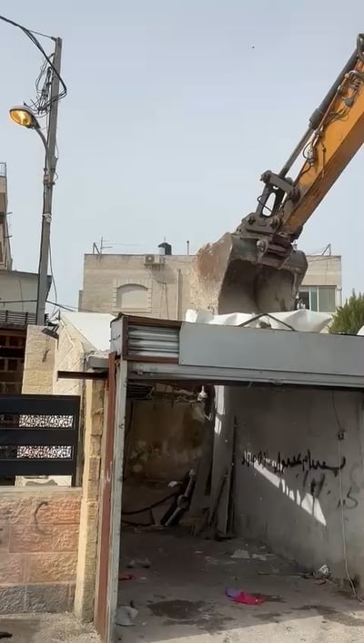 המבנים נהרסים