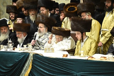 ביקור בזק וניגון כיסופים | האדמו"ר מלונדון ריגש את חסידי תולדות אברהם יצחק בביתר