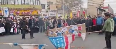 טירוף בטהרן: דגלי ישראל הועלו באש לעיני הנשיא | צפו