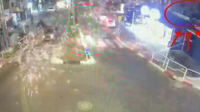 הנערים משליכים זיקוקים