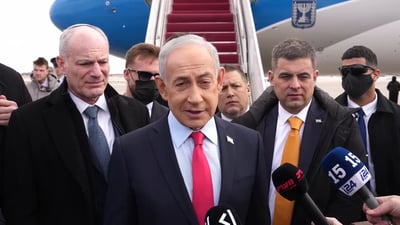 נתניהו בעלייתו למטוס