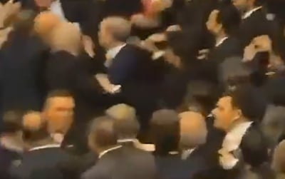 רגעי הקטטה בפרלמנט הטורקי