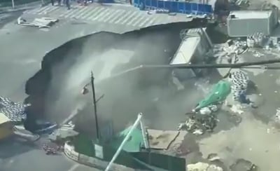 דרמה בשאנגחאי: האדמה פערה את פיה ובלעה כביש ראשי | צפו