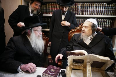 האדמו"ר מנדבורנה צפת אצל הגרי"מ שכטר