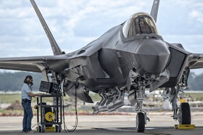 מטוס קרב מהדור החמישי, ה-F-35B Lightning II, במהלך סדרת בדיקות מערכת על הקרקע.