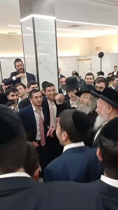 מדוע המשפיע רבי אלימלך בידרמן פיזז בחתונה עם כובע קנייטש | צפו