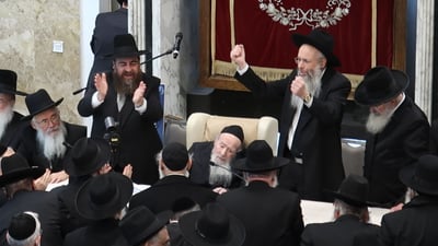 מרטיט: בשיא חולשתו ובכוחות עילאיים - הגר"י עדס הופיע בפני מאות תלמידיו • צפו