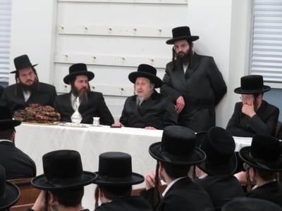 האדמו"ר מסקאליע בישיבת צאנז קלויזנבורג במונסי