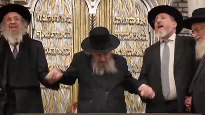הגר"ד לנדו יצא מגדרו ופצח בריקוד לא-שגרתי של "עוצו עצה ותופר" | תיעוד בלעדי