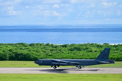 מטוס צבאי באי המפציצים