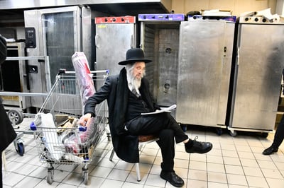 הגר"ד כהן בלימוד במטבח של ארמונות חן