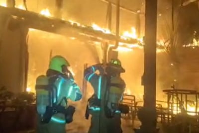 לוחמי האש נלחמים בשריפה