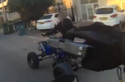 עם אקדחים שלופים | לוחמים במרדף דרמטי אחר שני חשודים שנמלטו