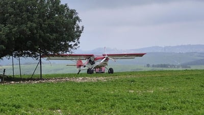 המטוס בשדה הזרוע