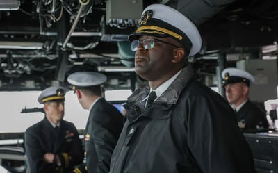 מפקד חיל הים האמריקאי ג'יימס קופי, מפקד משחתת הטילים המונחים מסדרת ארלי בורק USS טרוקסטון, בים במרץ 2025. 