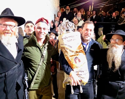 מעמד מרגש: ספר תורה הוכנס לקבר יוסף בשכם | צפו בתיעוד מריקודי השמחה