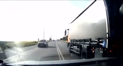 העקיפה המסוכנת של נהג המשאית