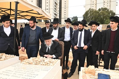 הגרב"ד פוברסקי בתפילה בבית העלמין בב"ב