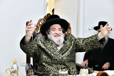 האדמו"ר מויז'ניץ בסעודת הודאה ז' אדר