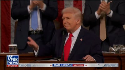 ביקש מהדמוקרטים לעמוד לכבודו וקרא: "אתם צריכים להתבייש" | העימותים הסוערים ב"מצב האומה"