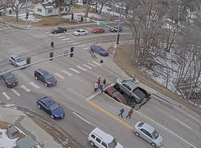 תיעוד דרמטי: שקע ענק בלע שתי מכוניות שעמדו בצומת | צפו 