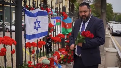 הרב איסייב מול שגרירות ישראל בבאקו לאחר הטבח בעוטף עזה